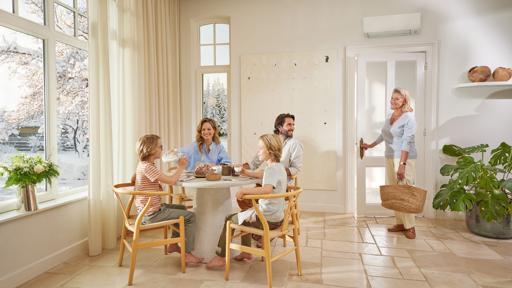 Famille se relaxant au salon, illustrant le confort et le rafraîchissement générés par les solutions Daikin de confort résidentiel