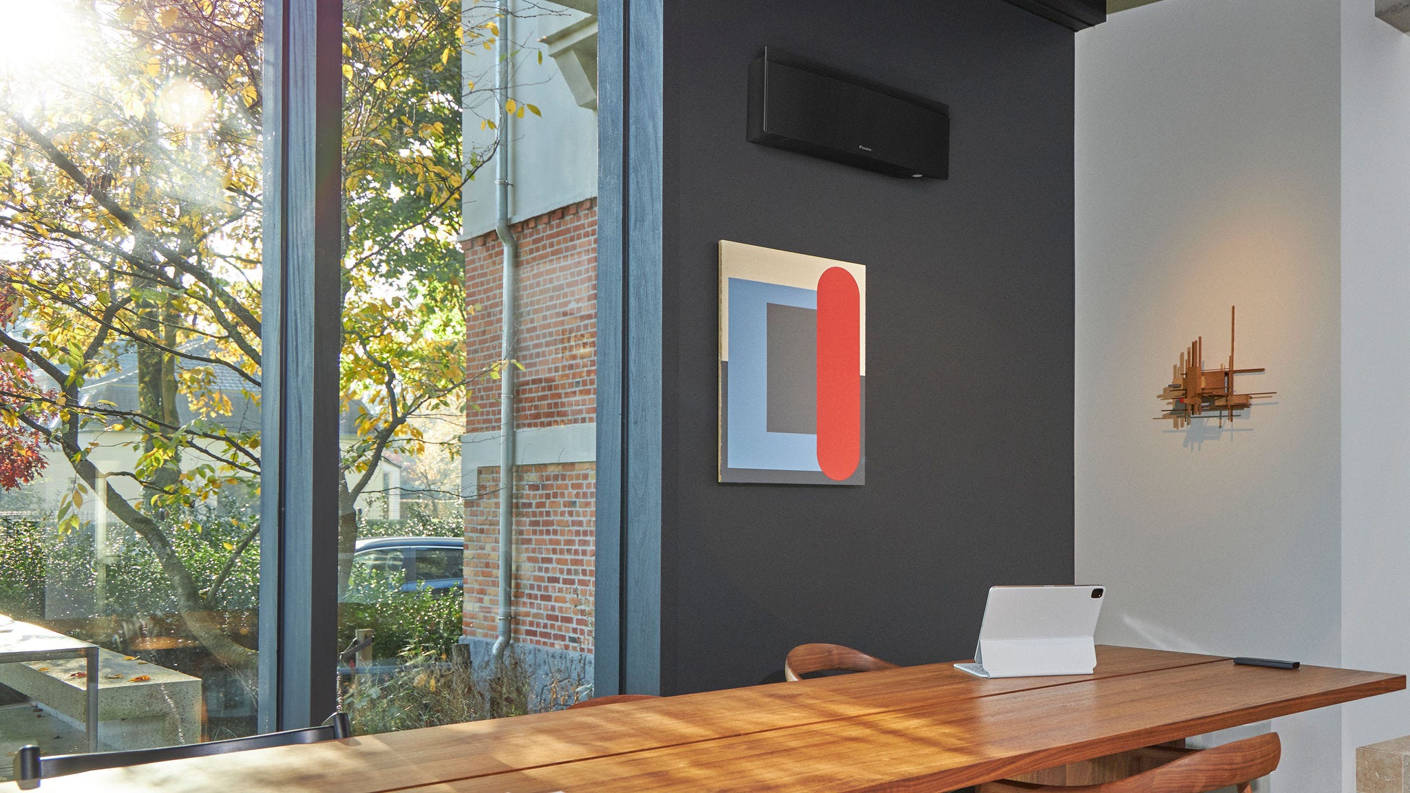 Pompe à chaleur murale noire discrète bien dimensionnée