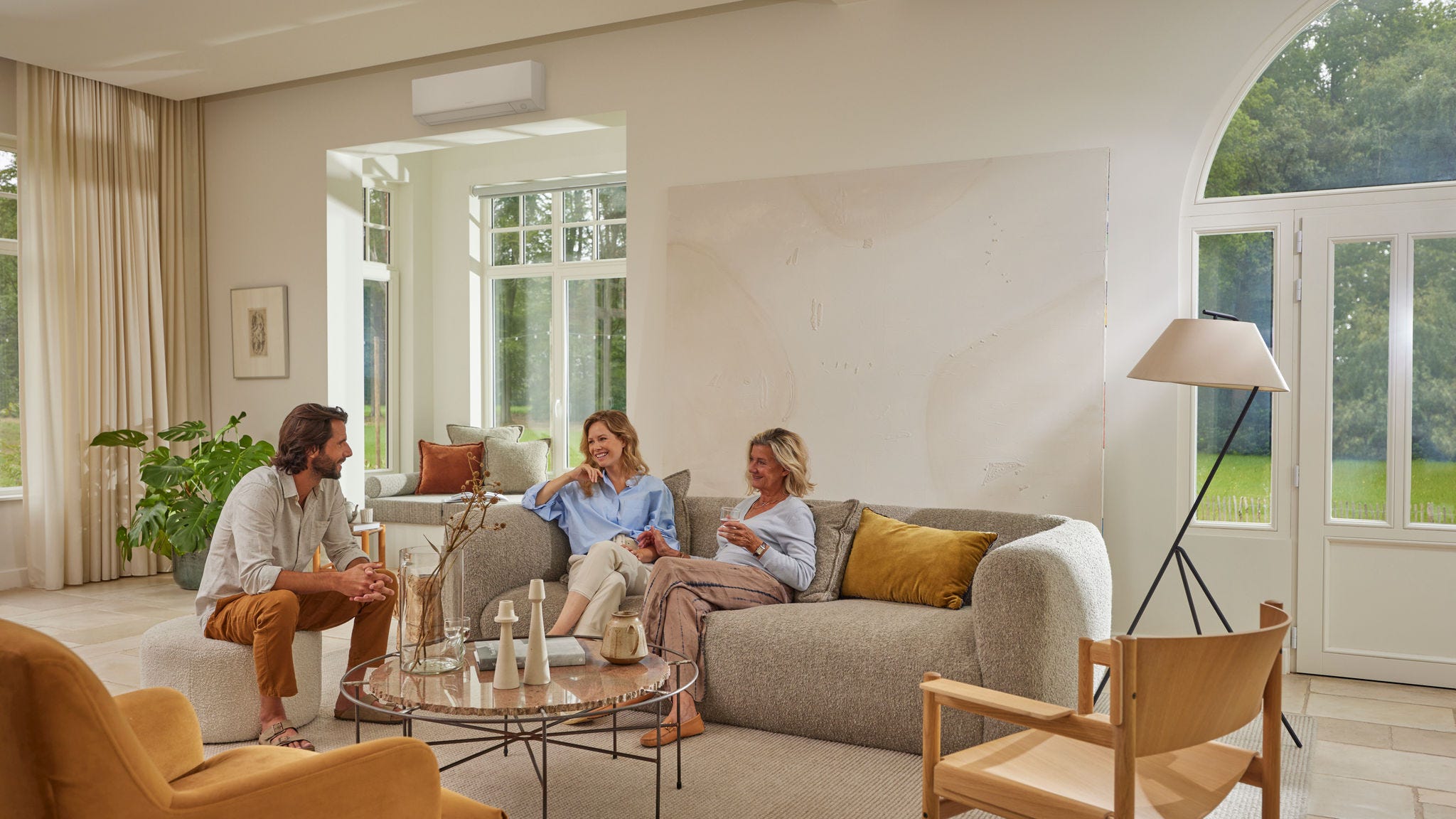Famille se détendant dans un salon avec un climatiseur mural