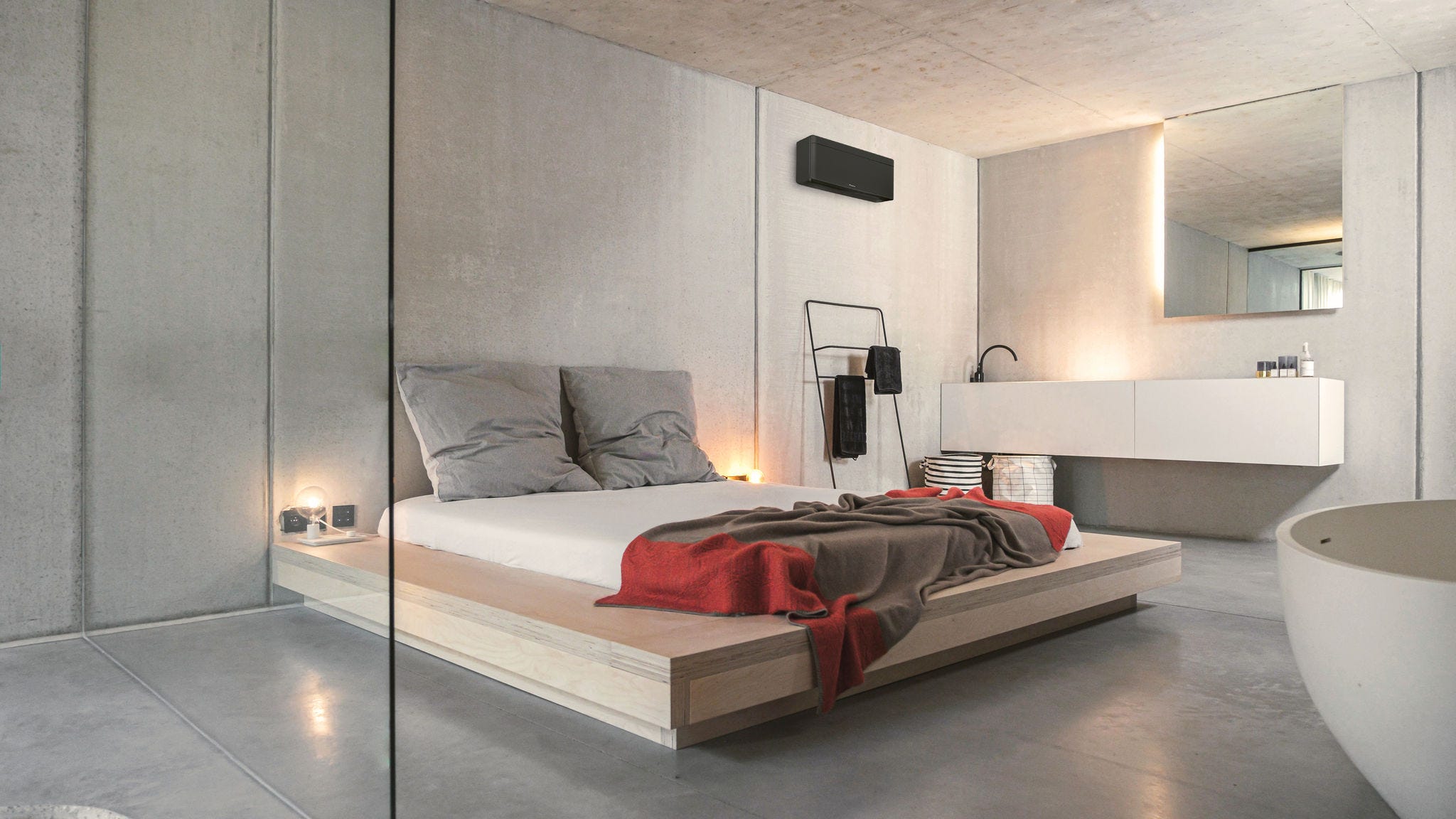 Installateur plaçant une pompe à chaleur air-air au mur