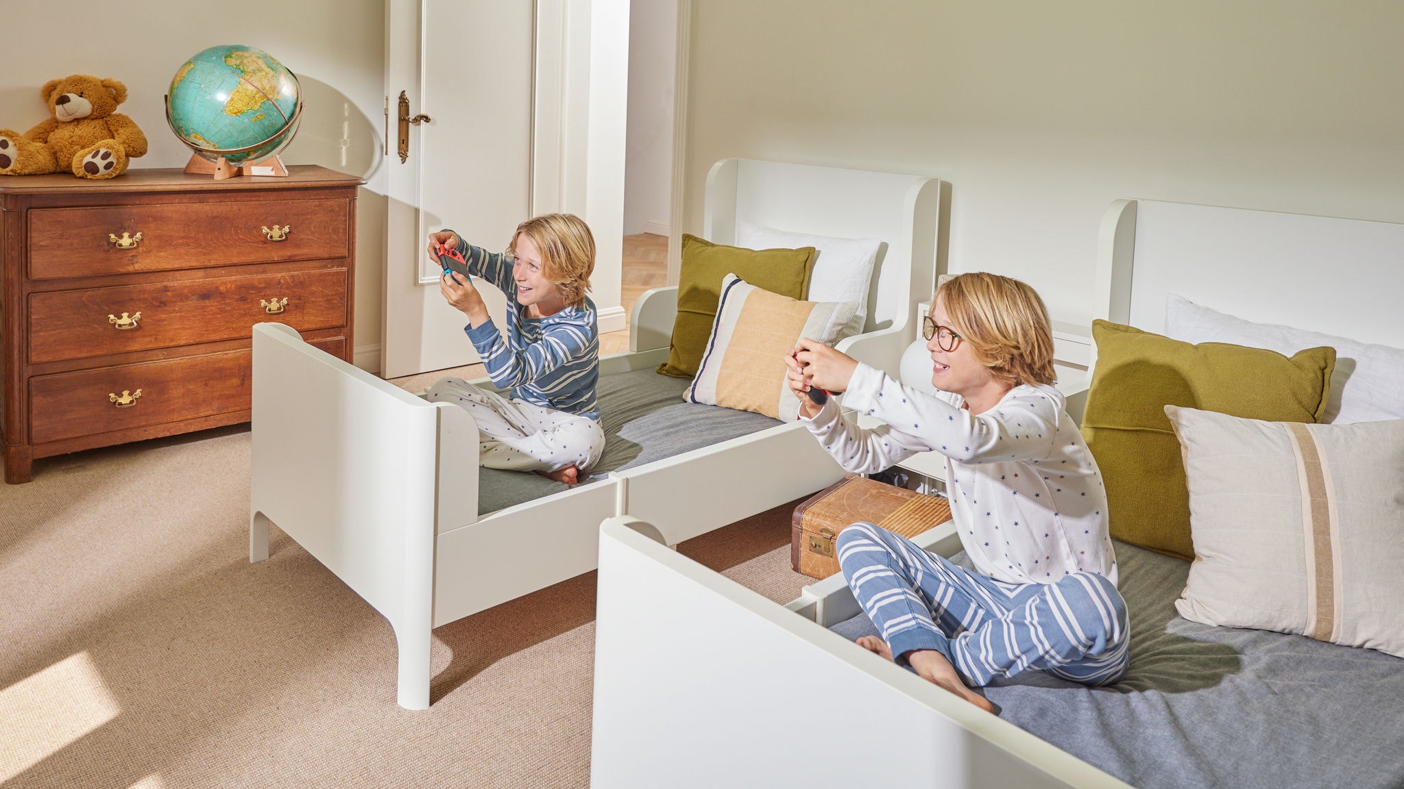 Deux enfants jouant joyeusement dans leur chambre