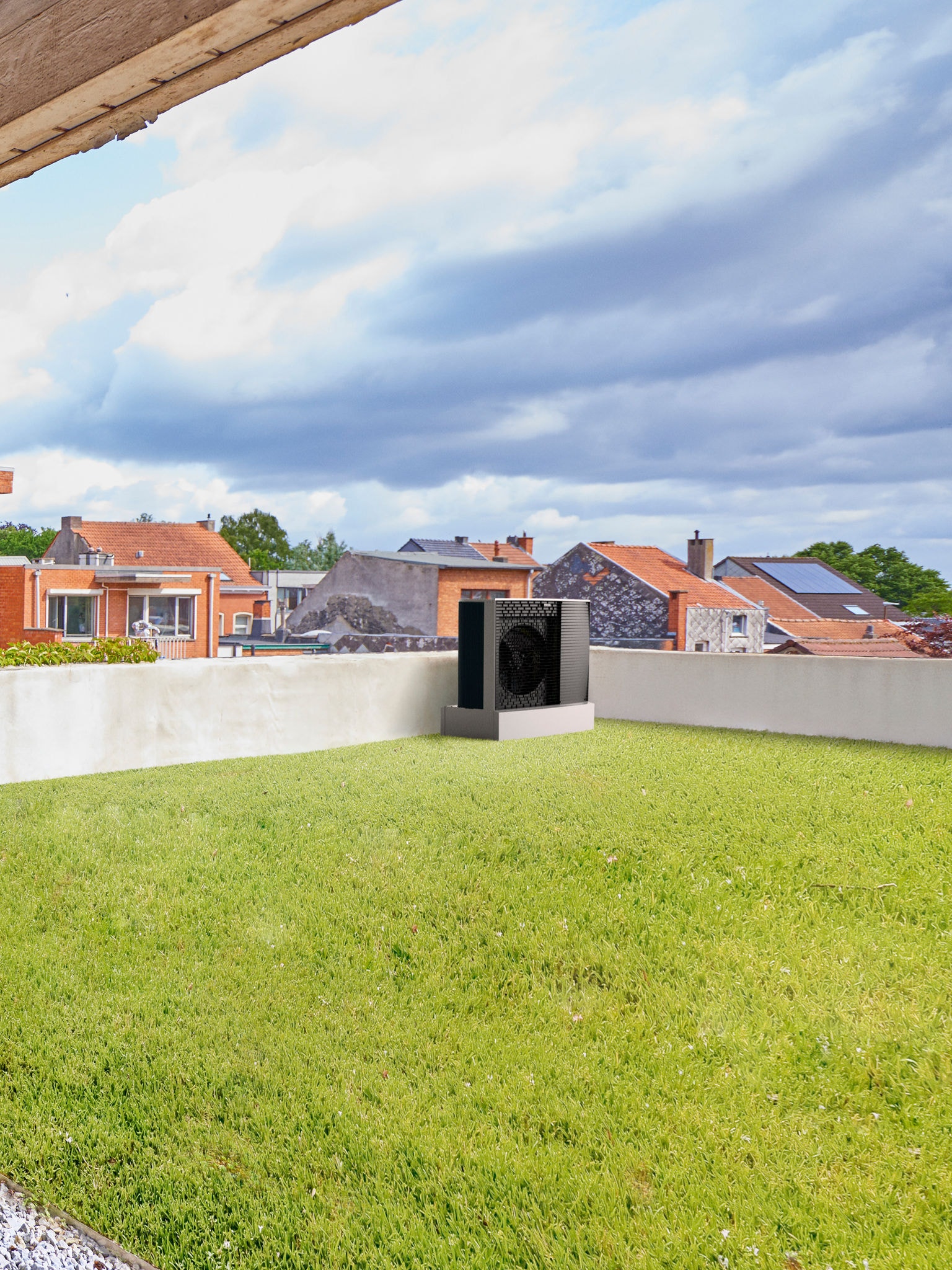 Image de gauche : jardin engazonné avec une pompe à chaleur dans un coin