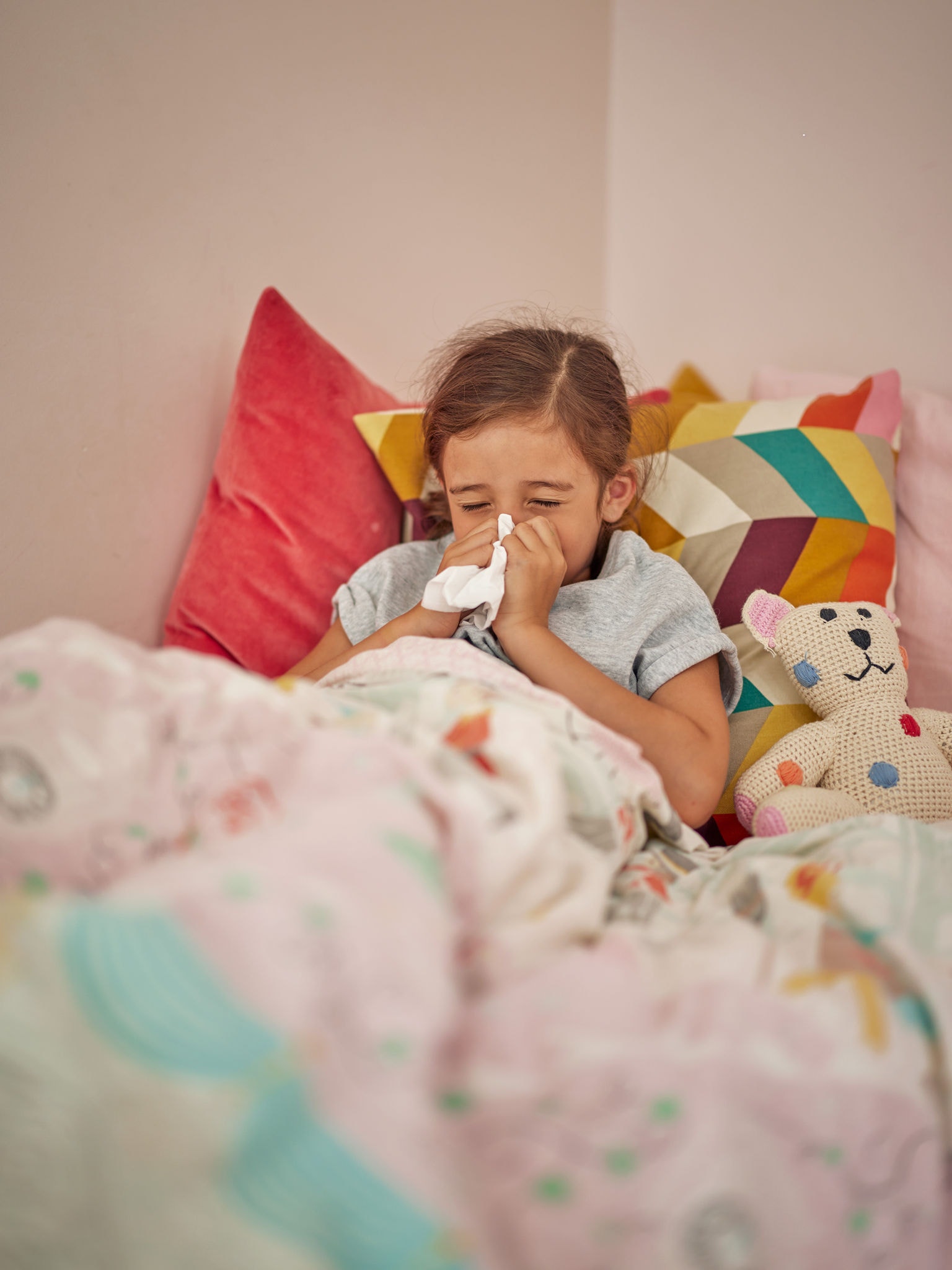 Enfant souffrant de virus respiratoires provoqués par des acariens