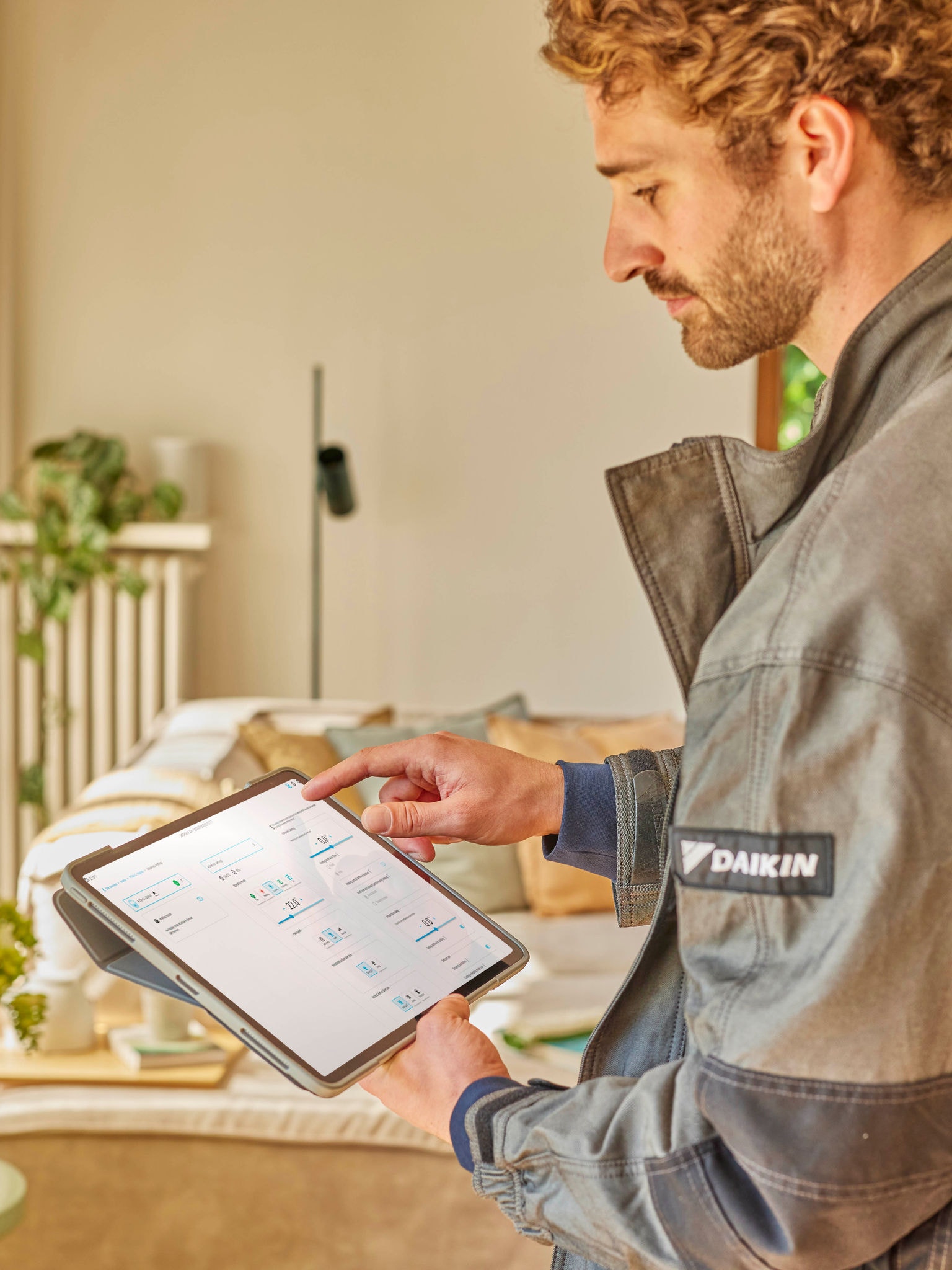 Installateur surveillant à distance les performances du Multi Split