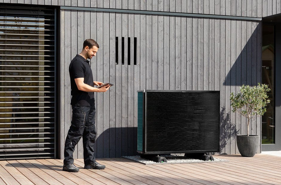 Installateur avec une unité extérieure Daikin Altherma