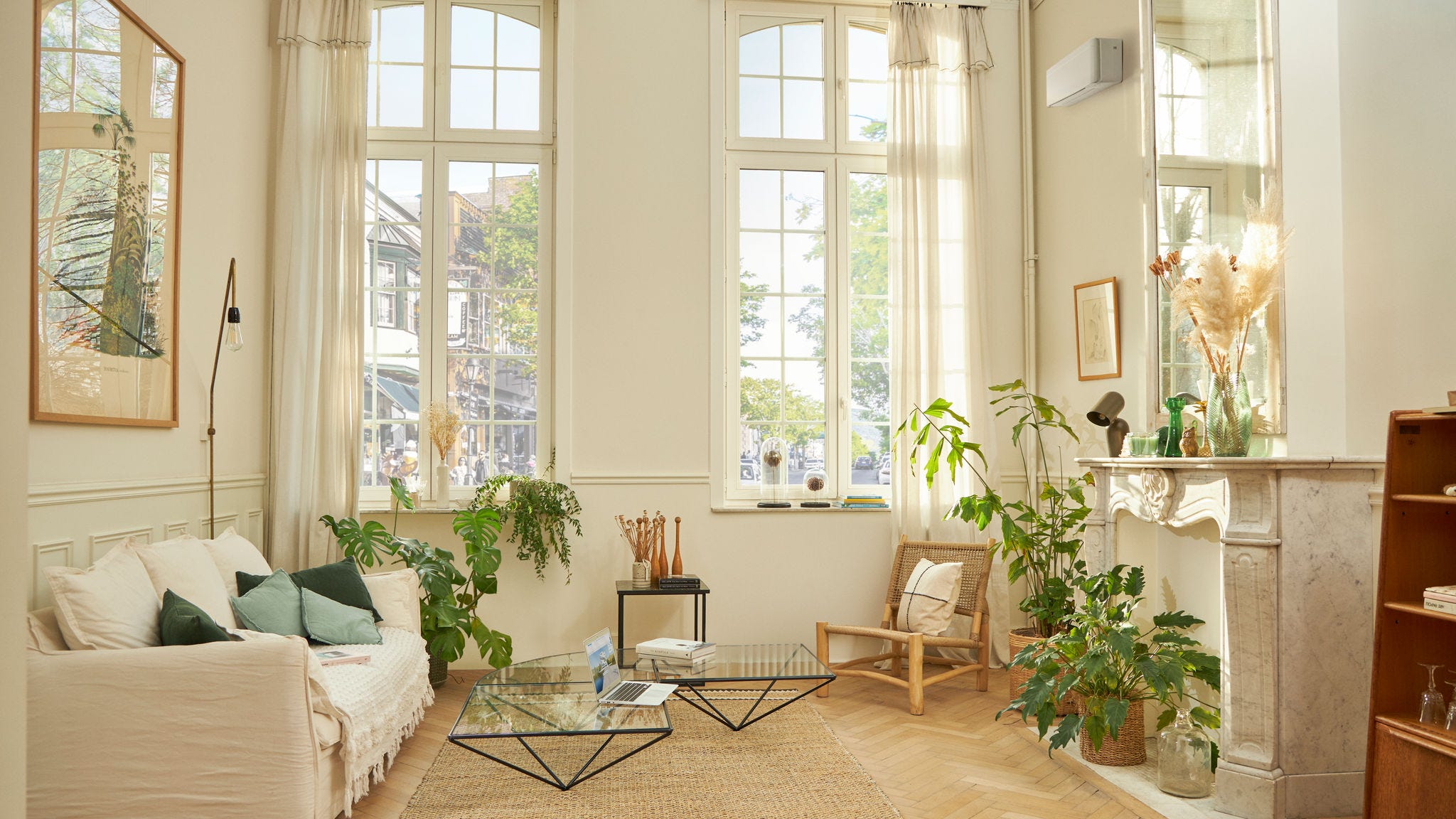 Salon joliment décoré avec un système de climatisation mural blanc