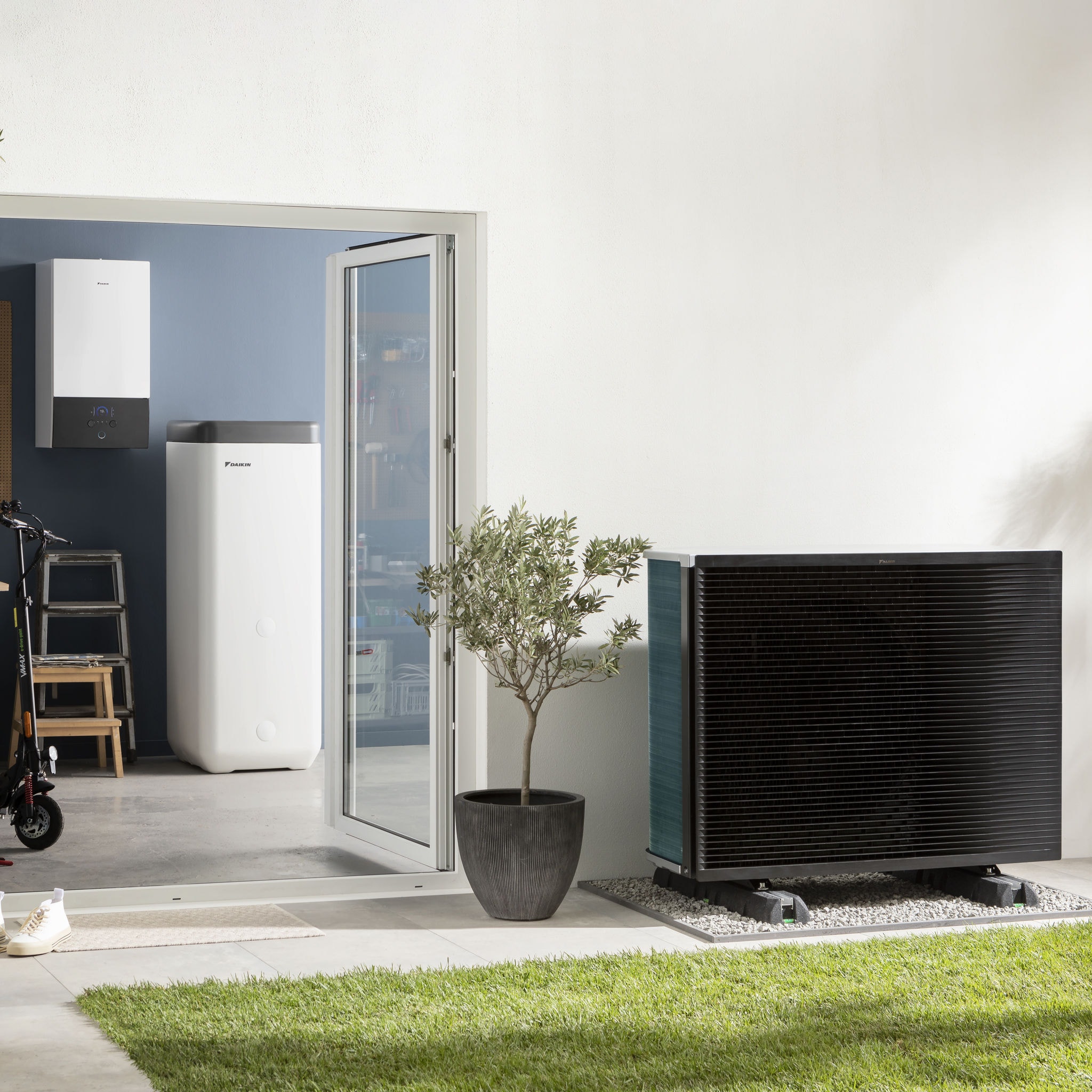 Unité extérieure de système pompe à chaleur dans le jardin