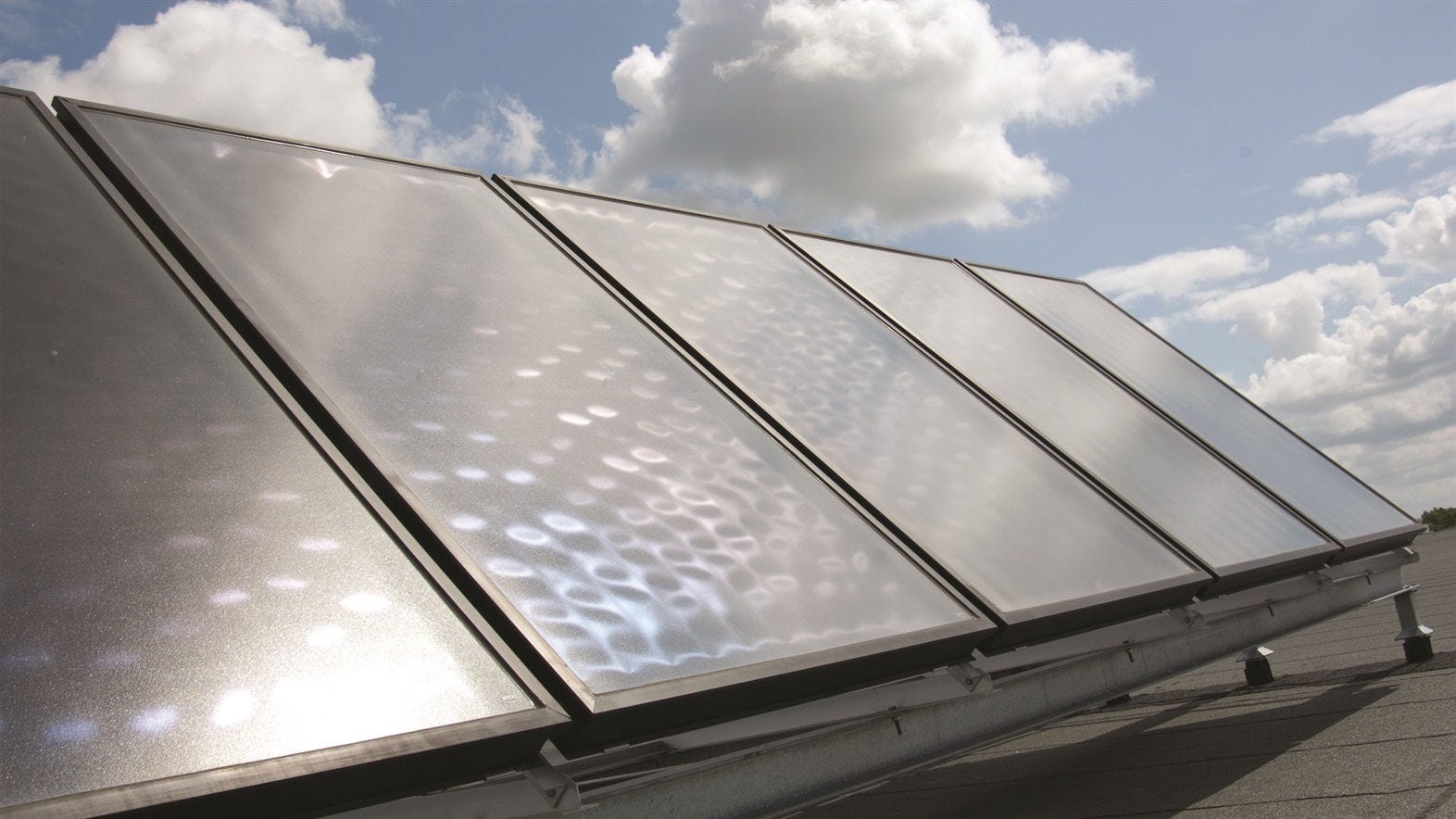 Des panneaux solaires alimentant une pompe à chaleur Daikin pour un chauffage domestique éco-énergétique