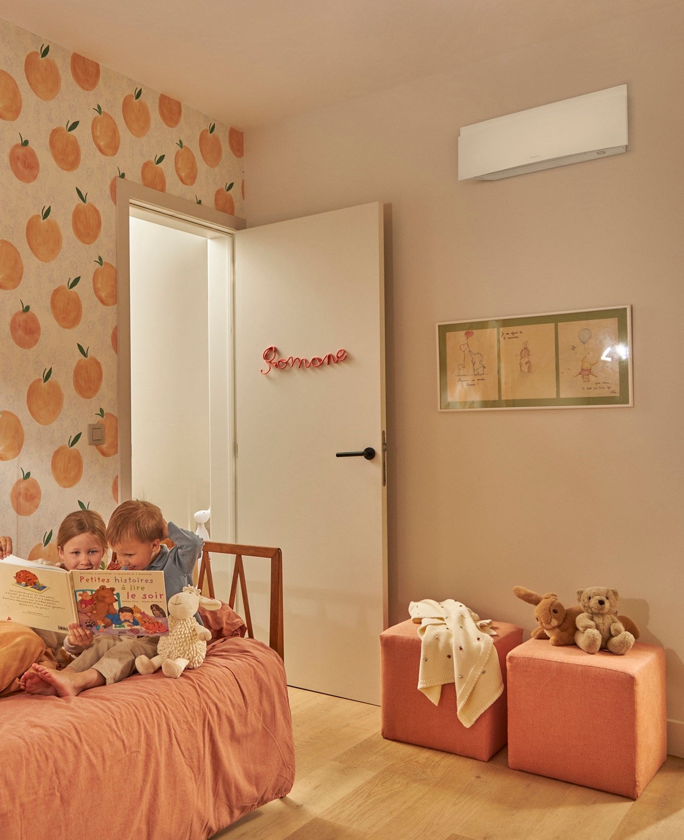 Enfants lisant un livre dans la chambre d’enfants