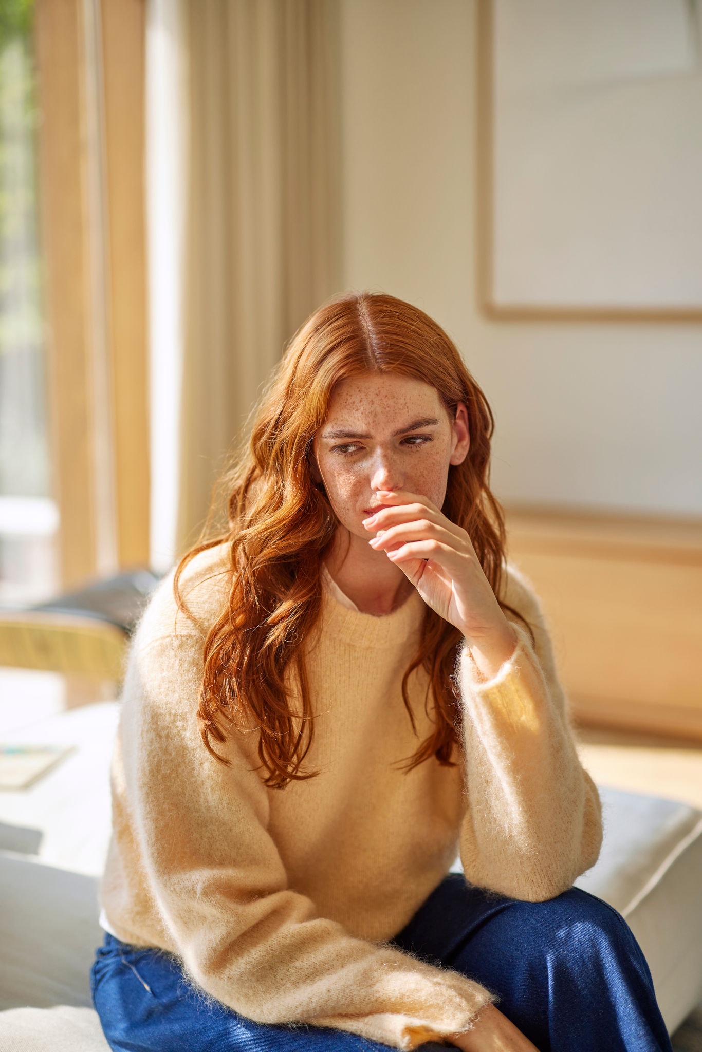 Fille inquiète des risques d'exposition aux composés organiques volatils
