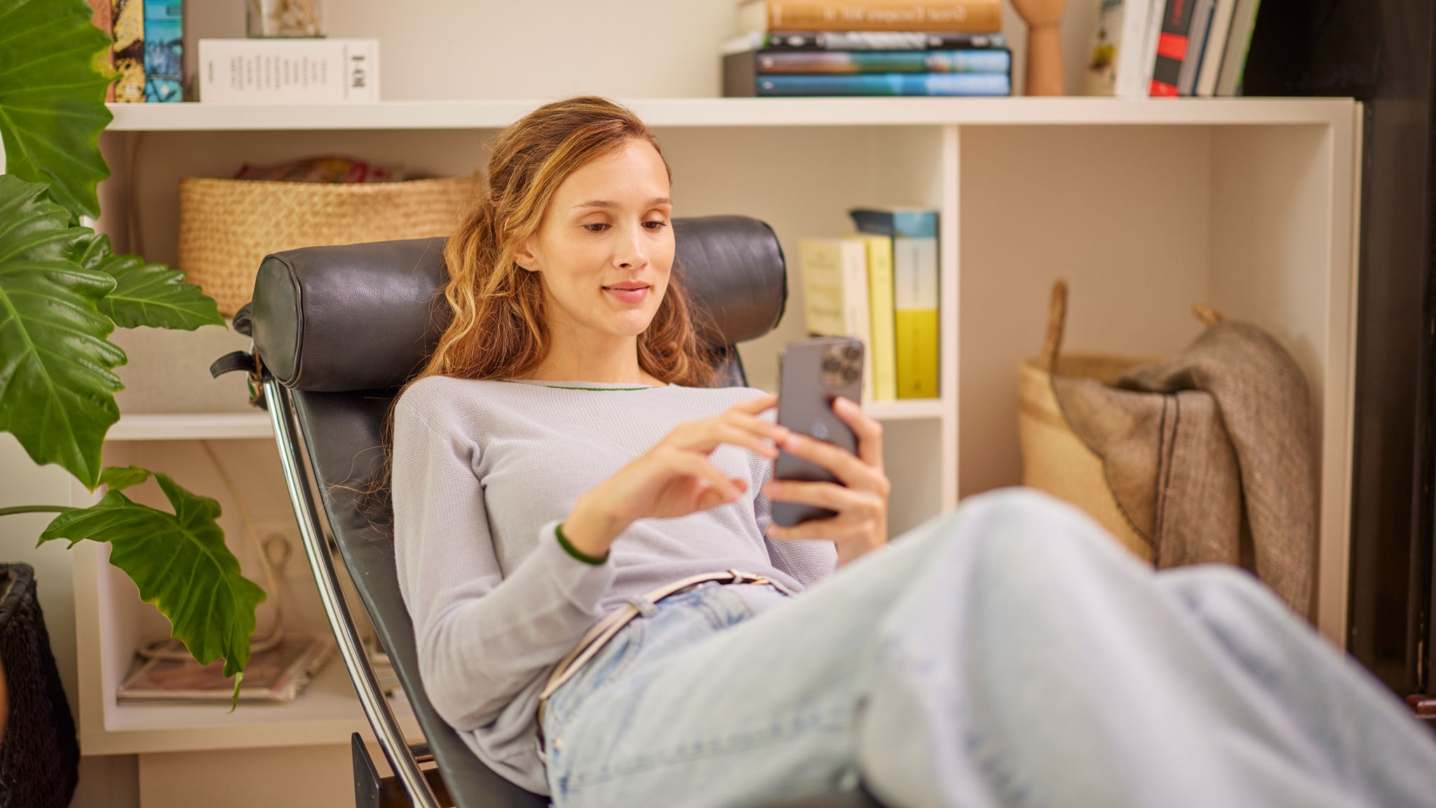 Propriétaire utilisant l’application Onecta pour commander son purificateur d’air de façon à purifier l’air intérieur.