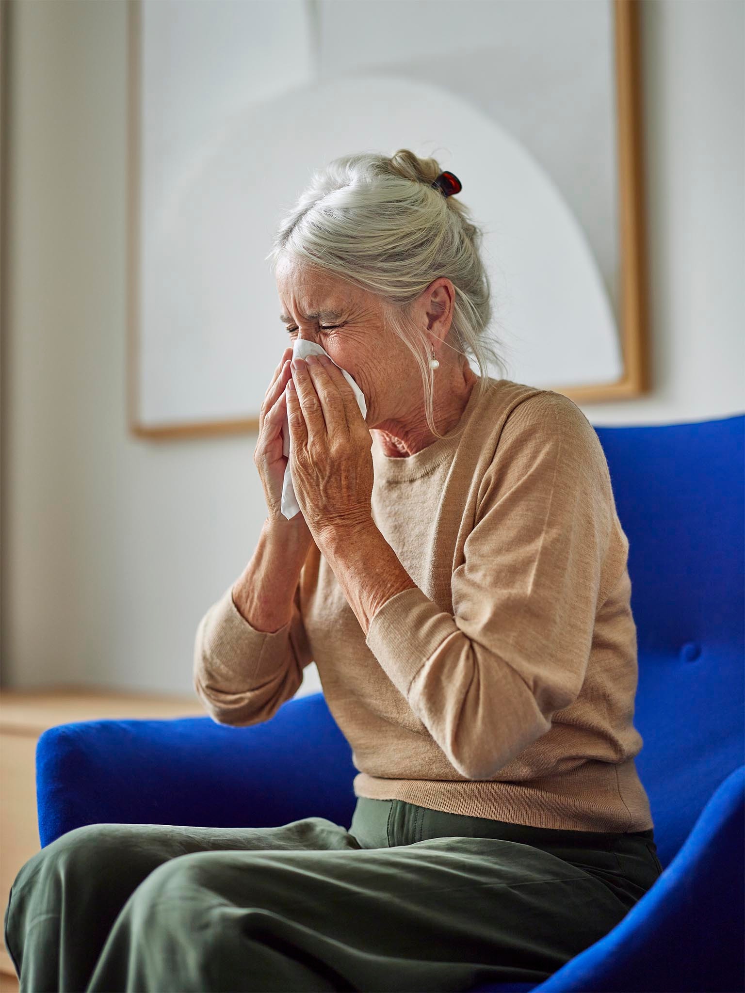 Femmes éternuant à cause d'allergies