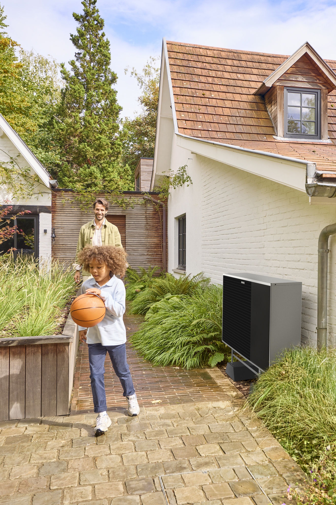 Maison familiale avec pompe à chaleur aérothermique générant un chauffage efficace