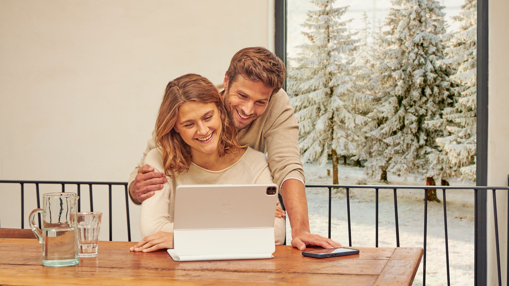 Couple profitant de l’efficacité optimale de Daikin Altherma 4 en hiver