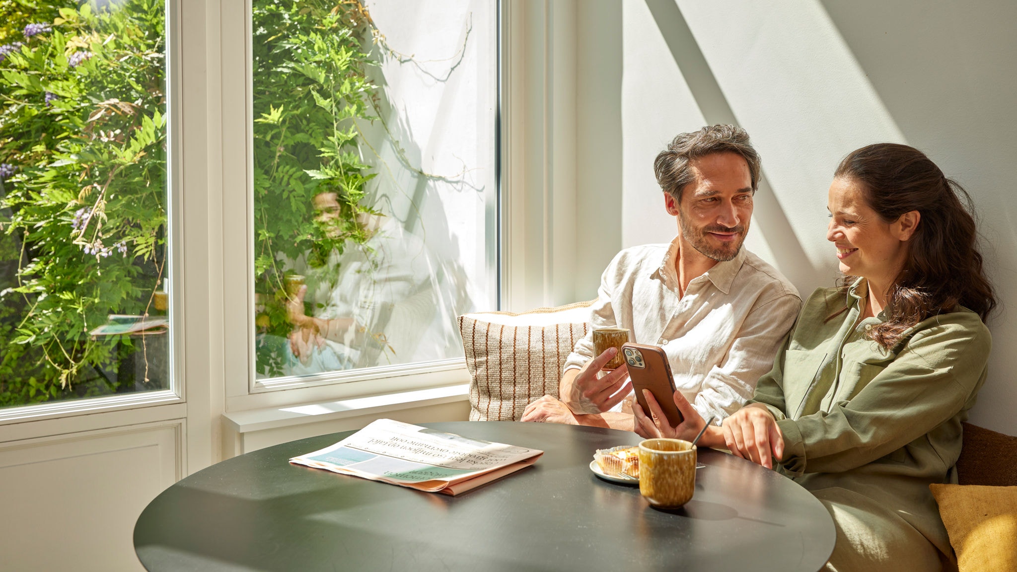Couple profitant chez eux d’un chauffage durable avec une efficacité et des performances exceptionnelles