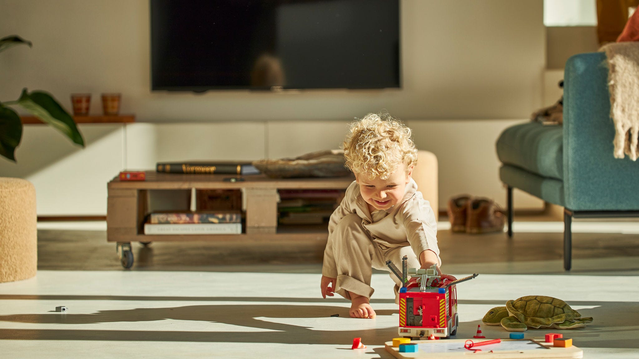 Enfant jouant avec ses jouets