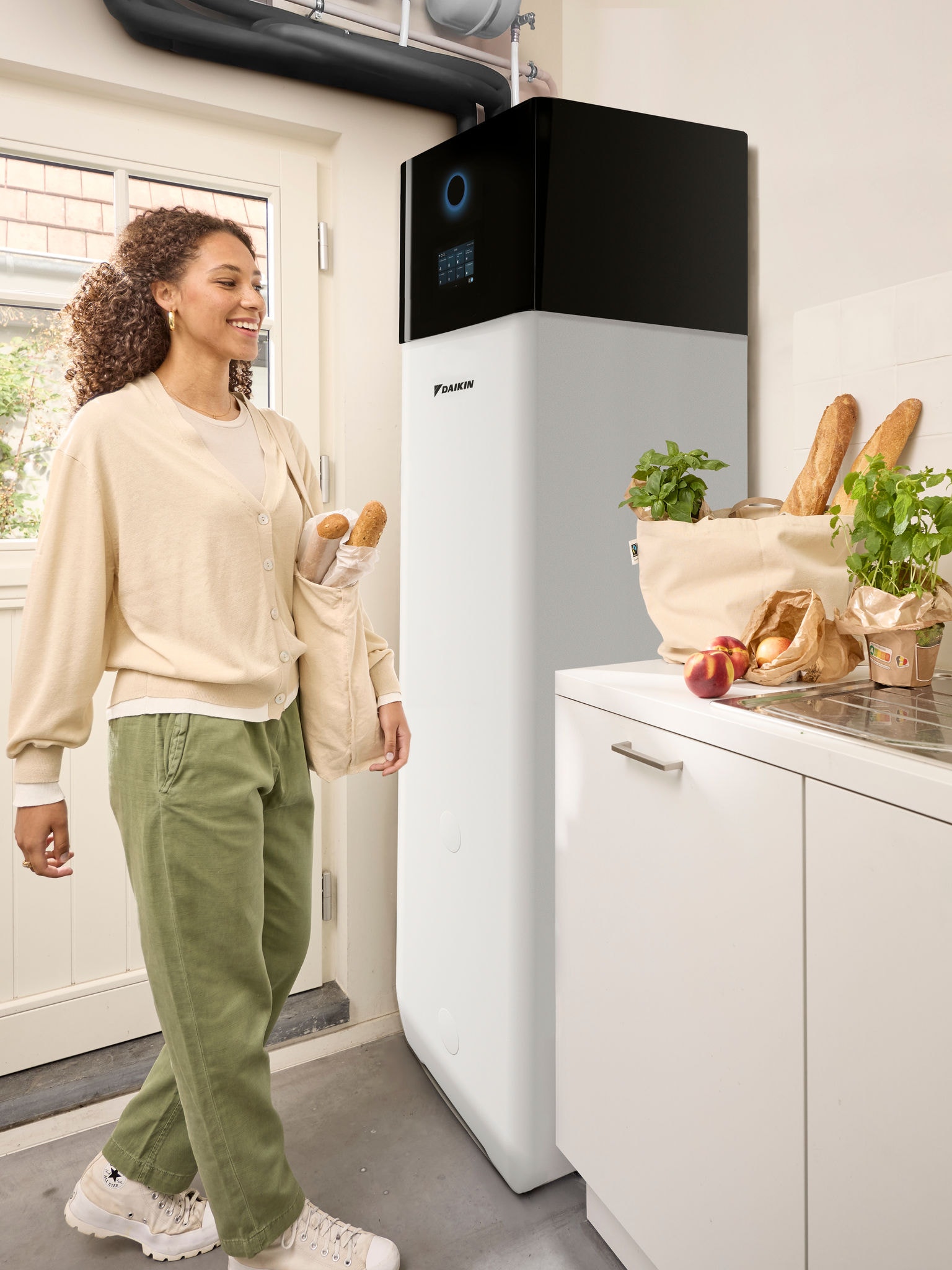 Femme rentrant des courses, portant des sacs de provisions