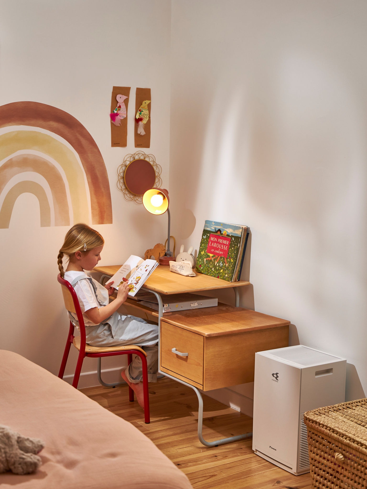 Enfant lisant à côté d'un purificateur d'air