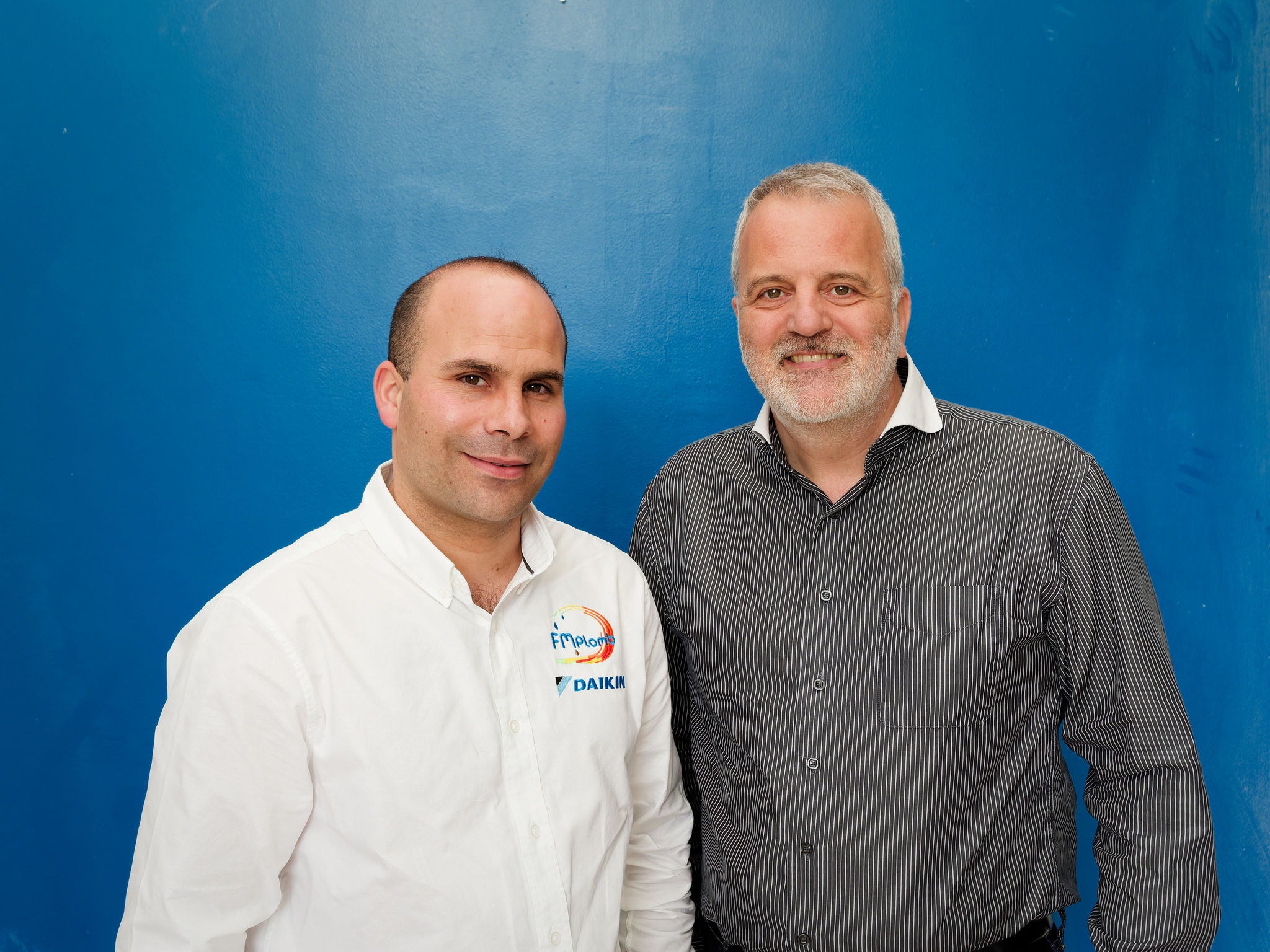 De gauche : l'installateur Filipe Martins de la société FM PLOMB  A droite : le commercial Daikin  Laurent Ferret