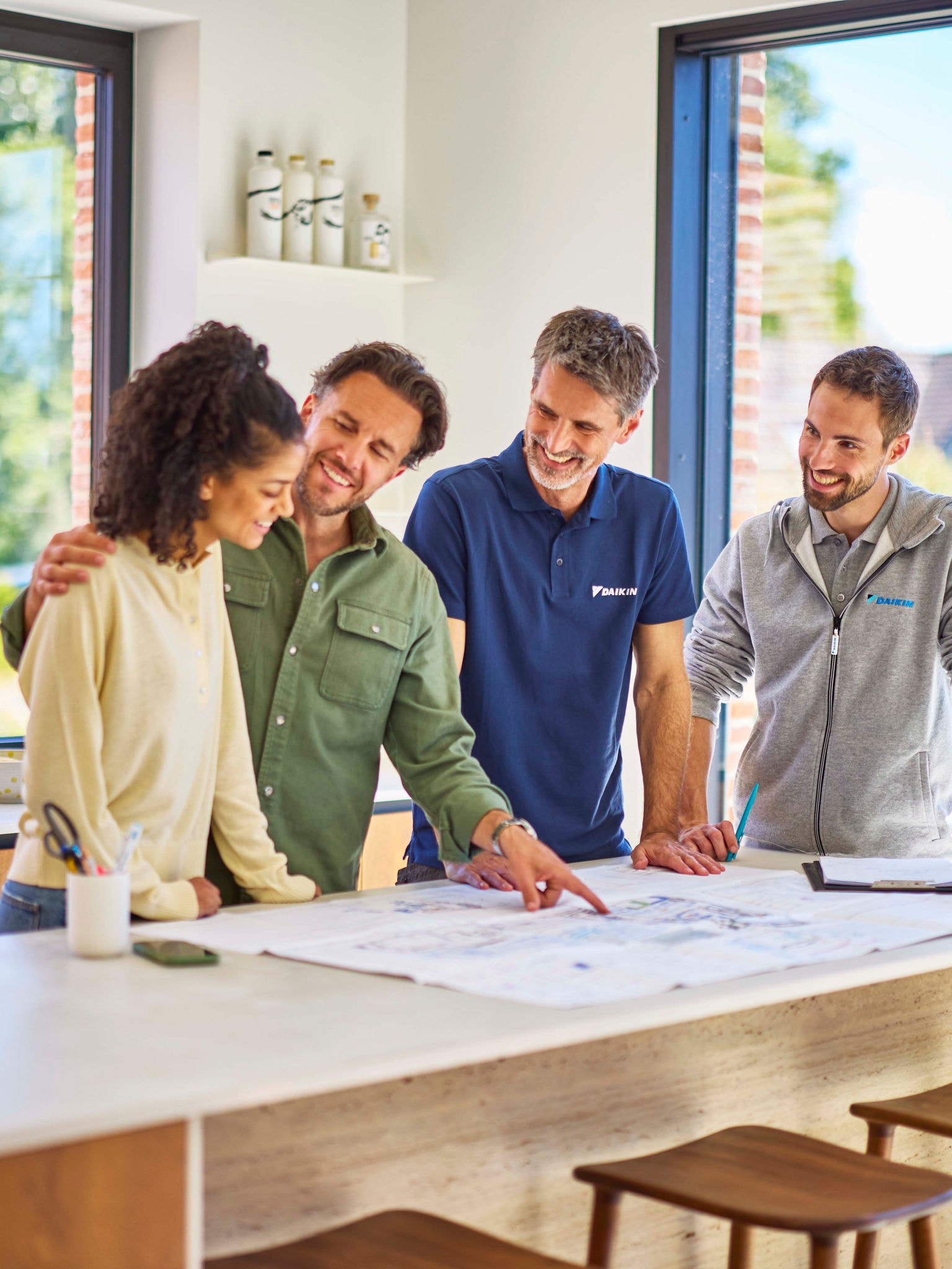 Propriétaires étudiant des plans de rénovation tout en choisissant le bon système pompe à chaleur