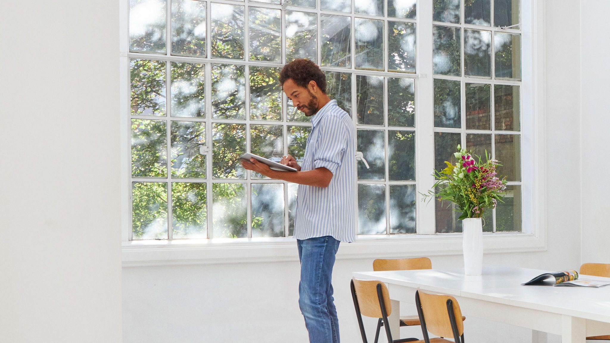 Homme étudiant les pompes à chaleur Daikin pour remplacer son système de chauffage actuel