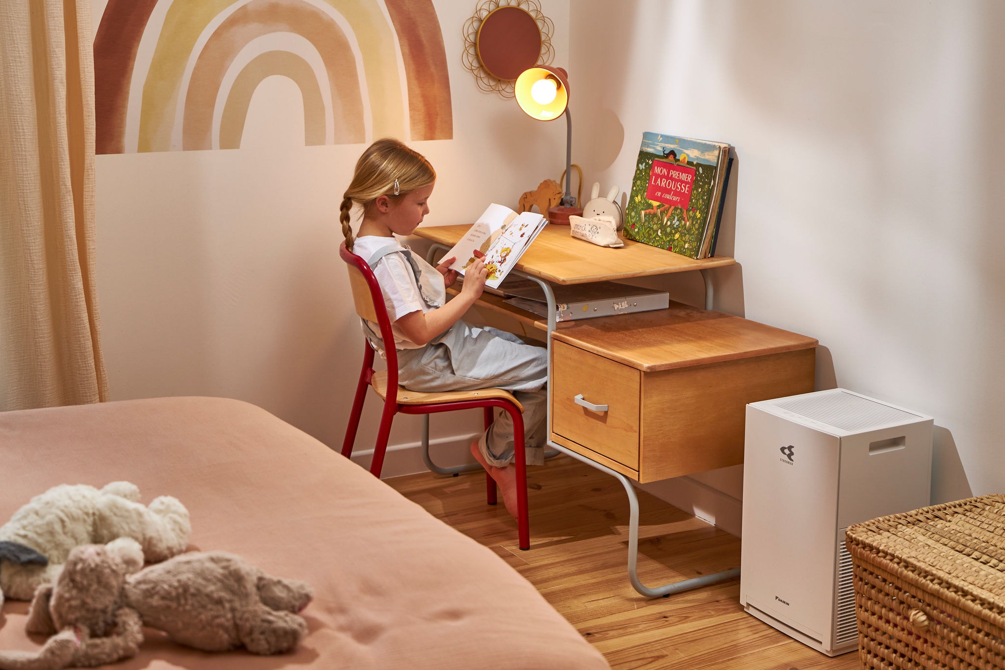 Enfant profitant d’un air purifié et sain dans une chambre d’enfant