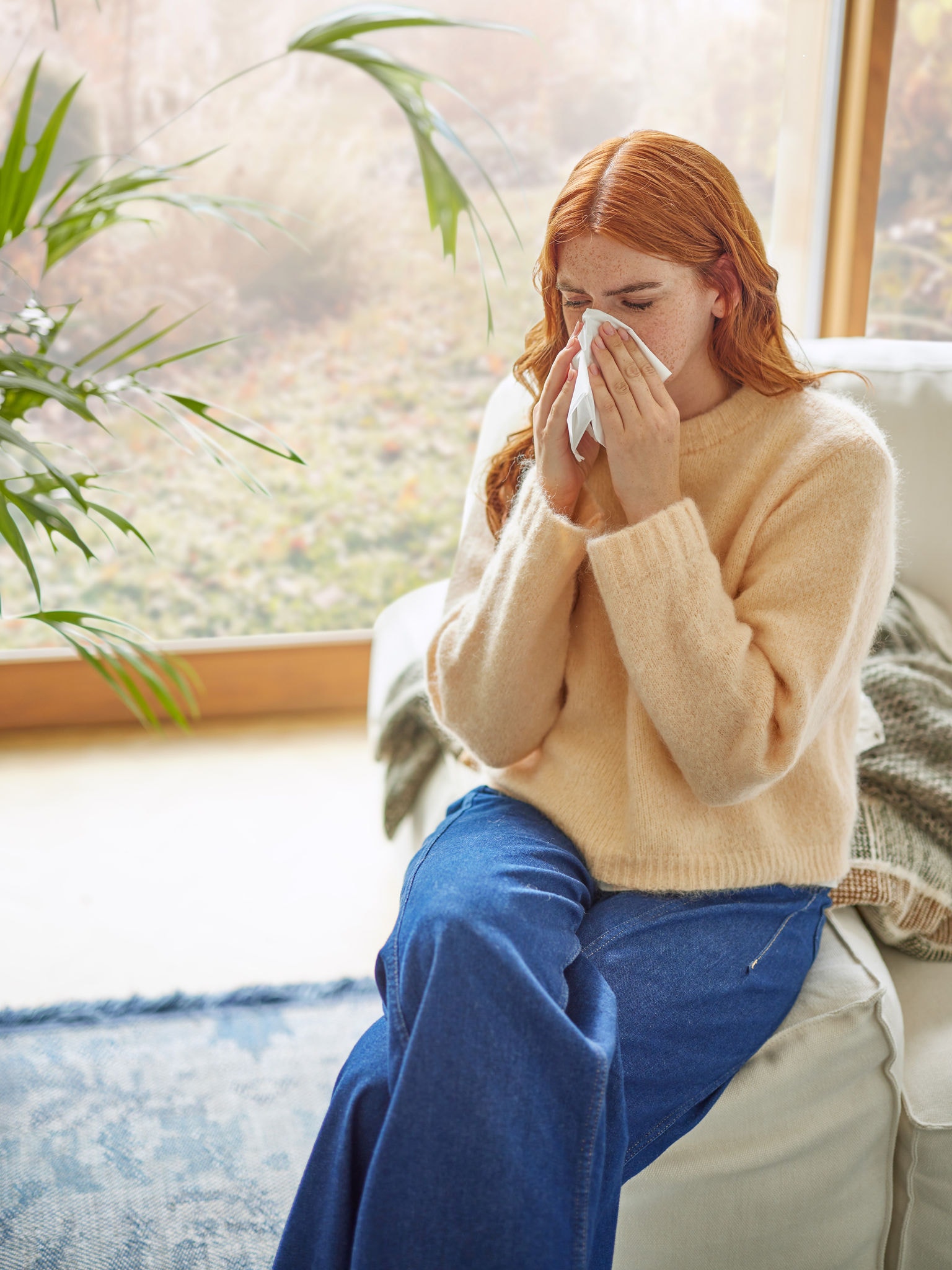 Femme souffrant d'une allergie aux acariens