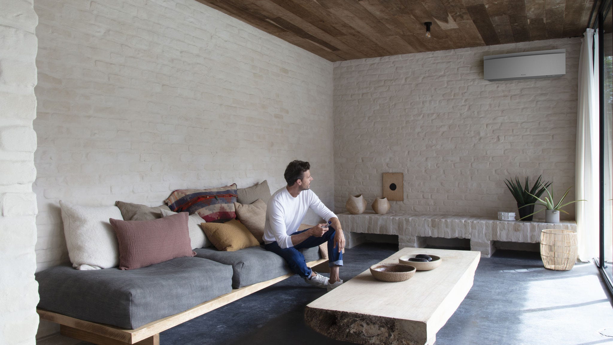 Installateur plaçant une unité intérieure Stylish au mur