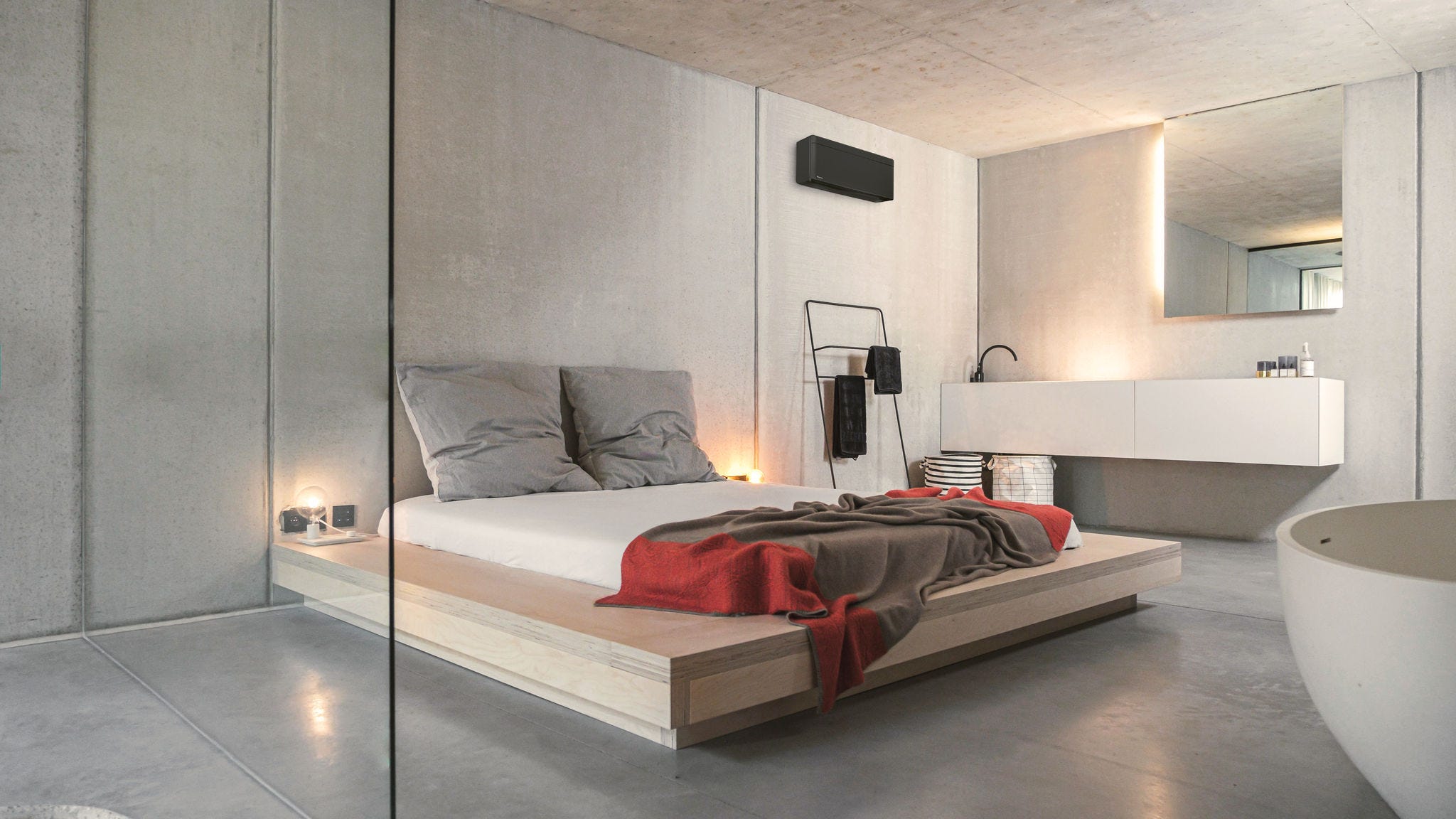 Installateur plaçant une pompe à chaleur air-air au mur