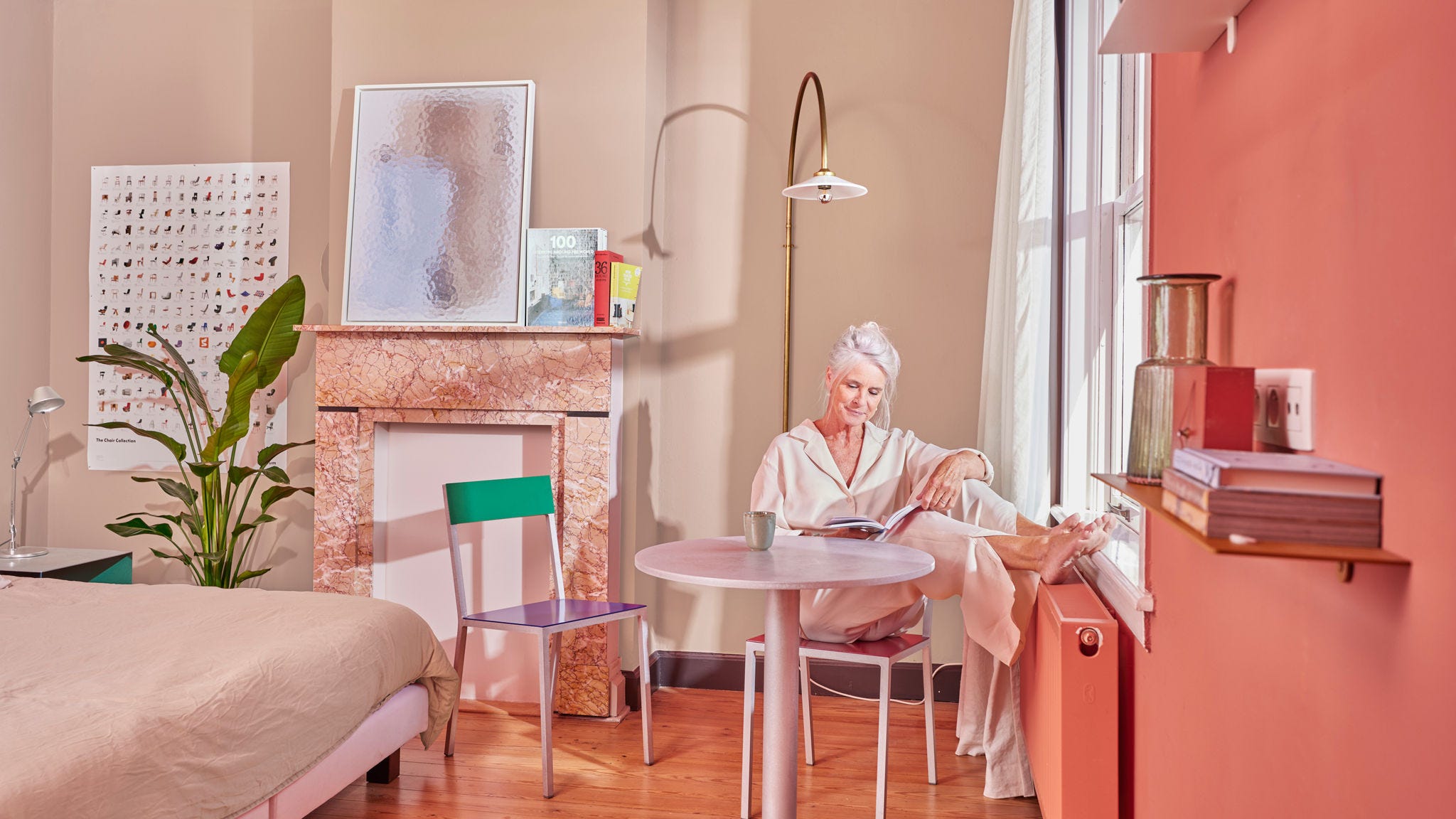 Femme âgée profitant d’un radiateur basse température dans une chambre confortable équipée d’une pompe à chaleur