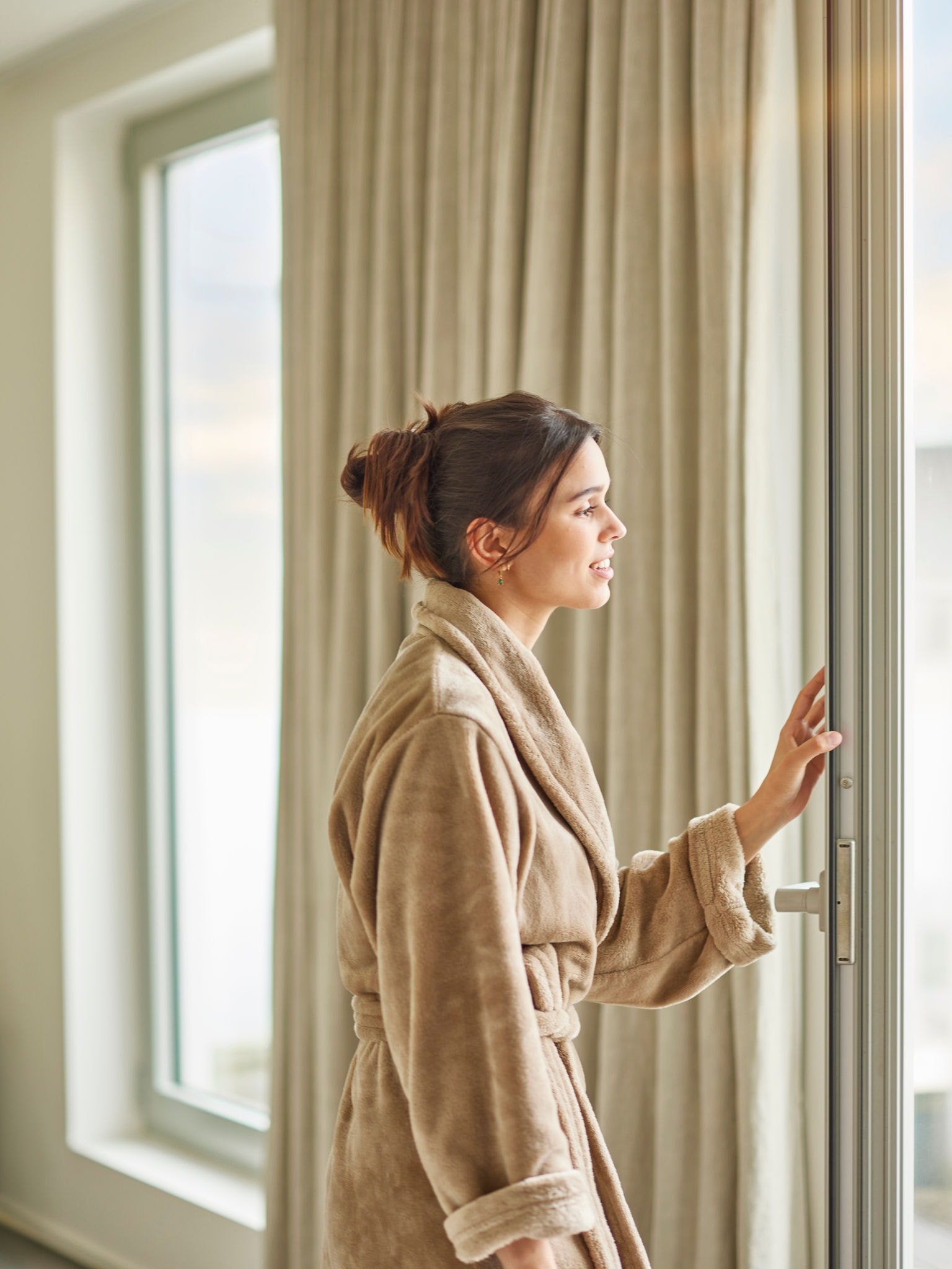 Femme profitant d’une température parfaite avec des niveaux sonores réduits