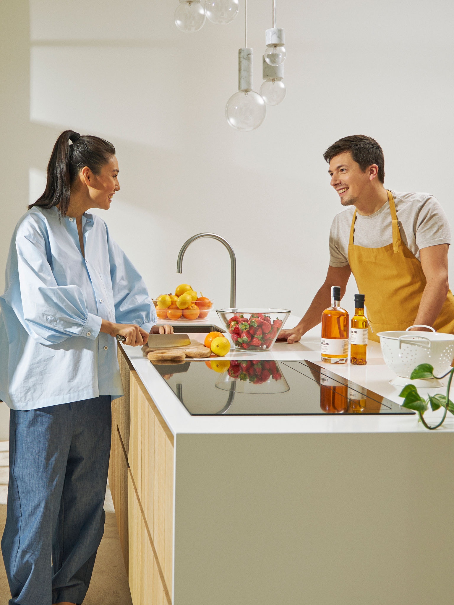 Couple attendant un enfant en train de préparer un repas dans la cuisine