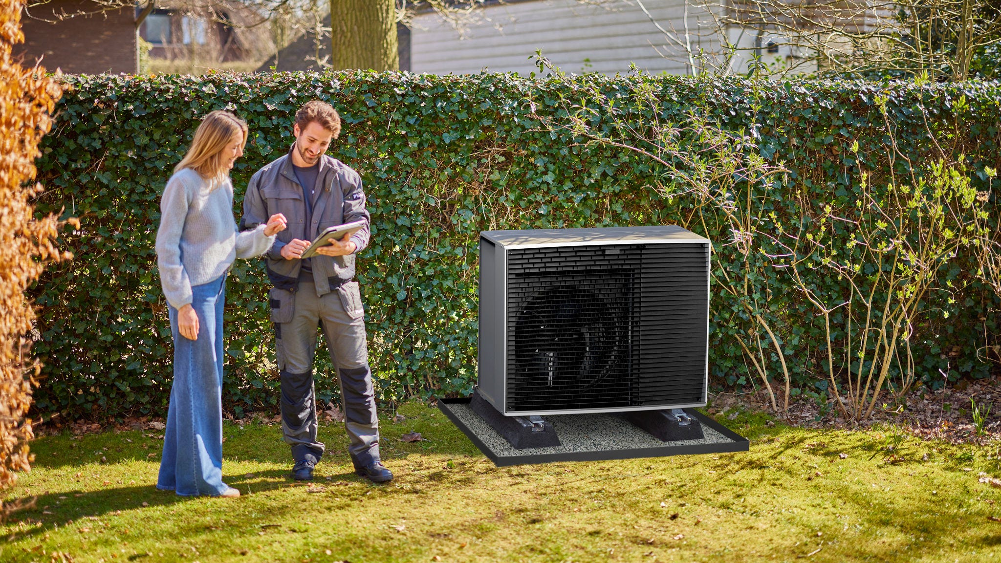 Installation d’une unité extérieure de pompe à chaleur air-eau dans un jardin résidentiel