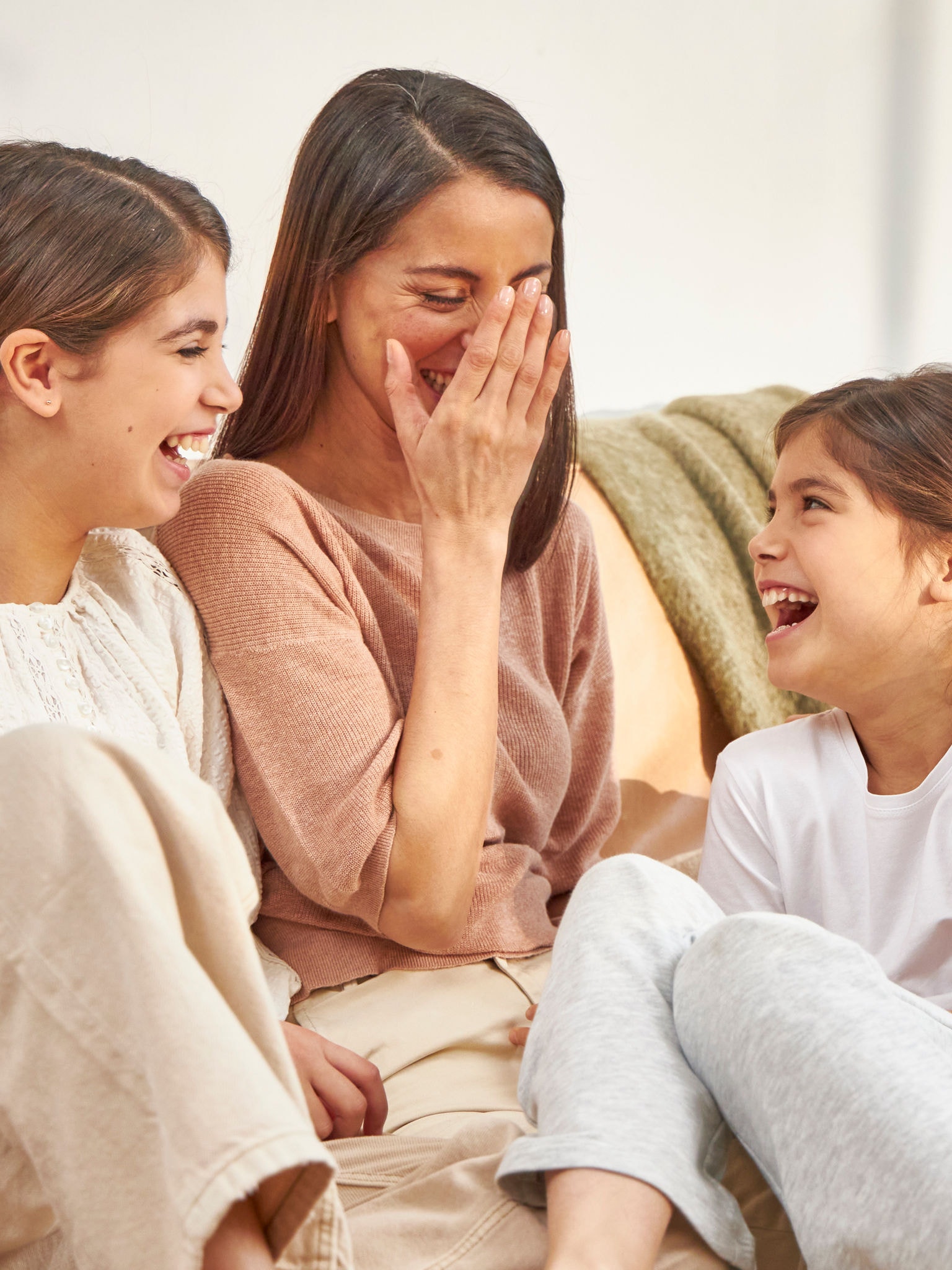 Une mère et ses filles passant un bon moment dans une pièce parfaitement chauffée