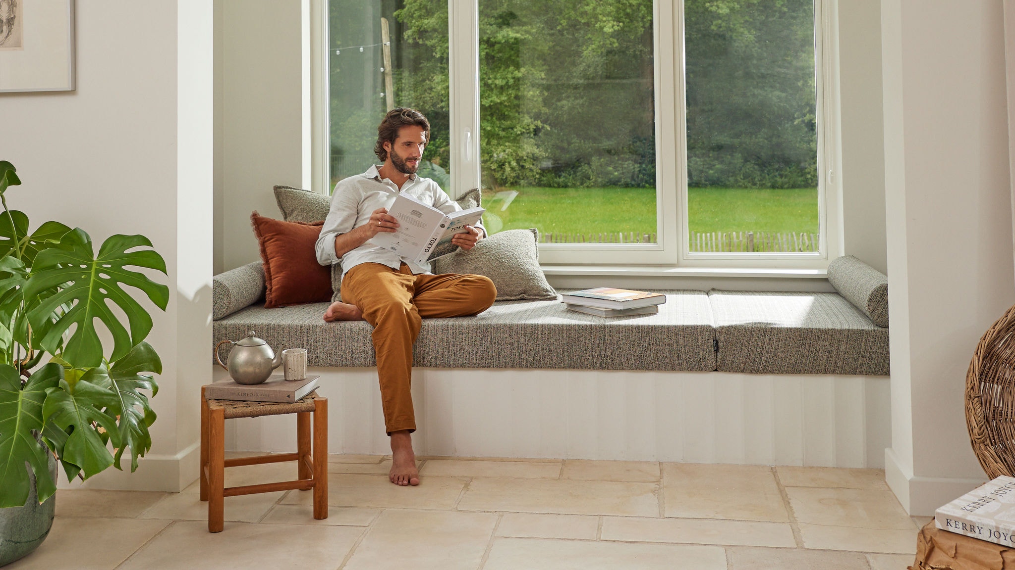 Homme lisant dans une maison bien ventilée