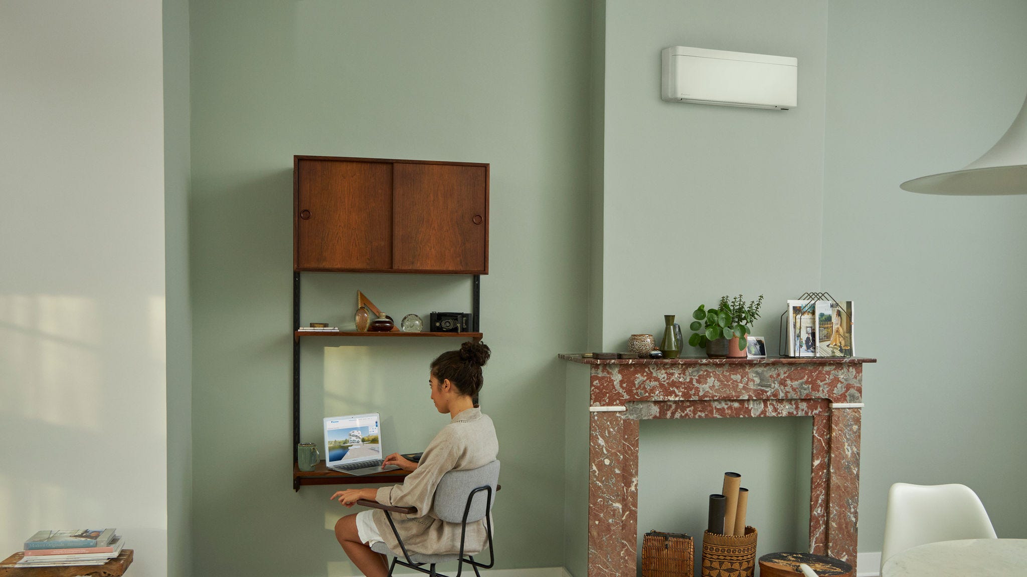 Couple regardant des photos à table dans un intérieur confortable