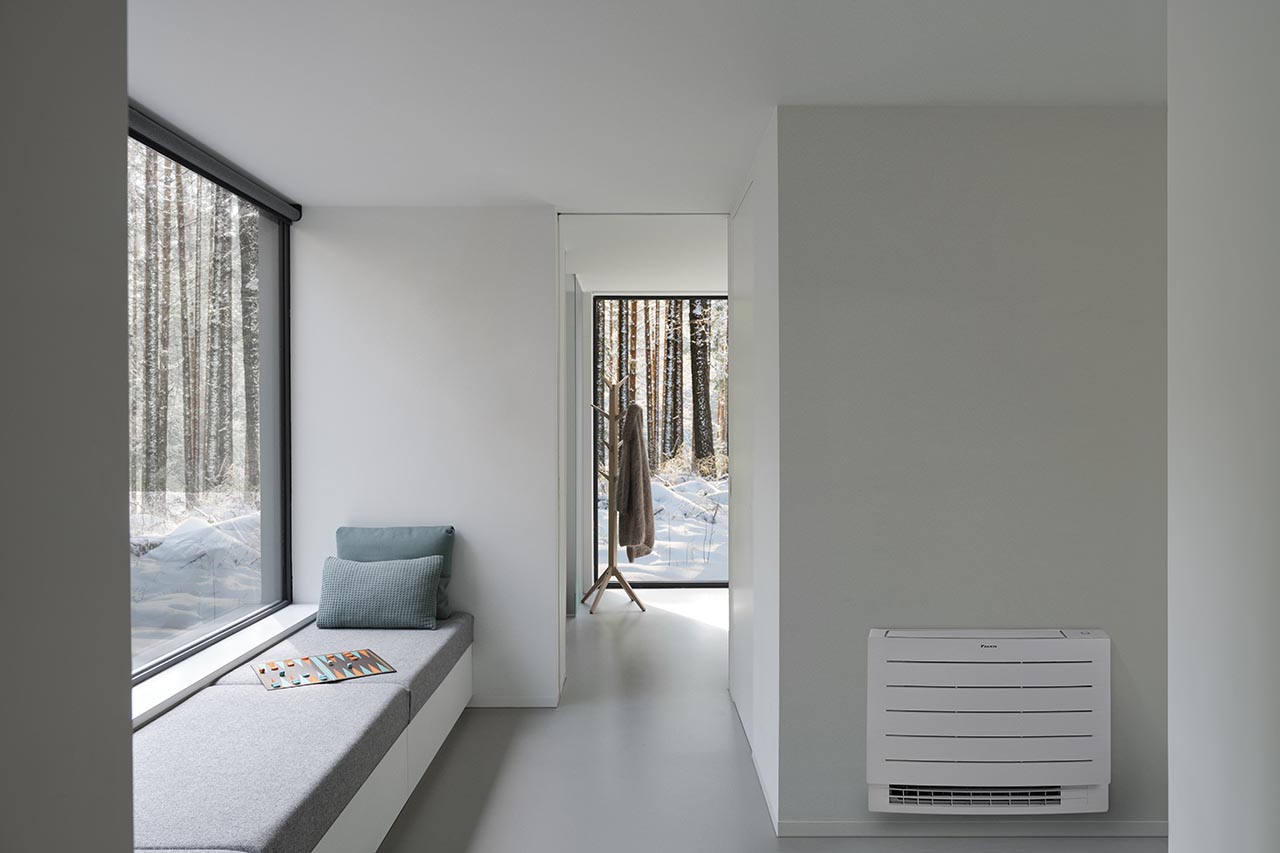 Climatiseur console Daikin FVXM installé dans pièce à vivre moderne