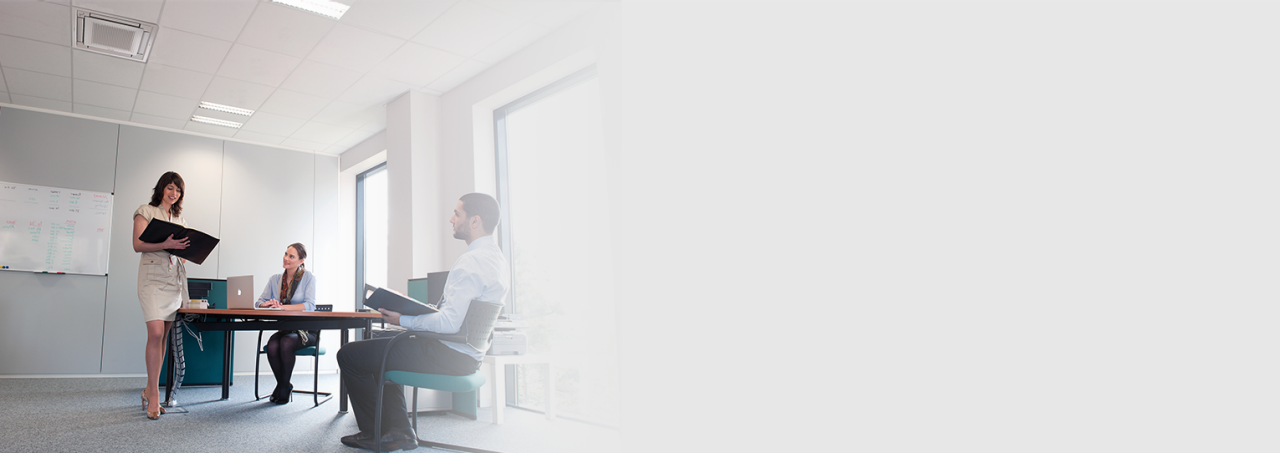 Trois personnes en réunion au bureau