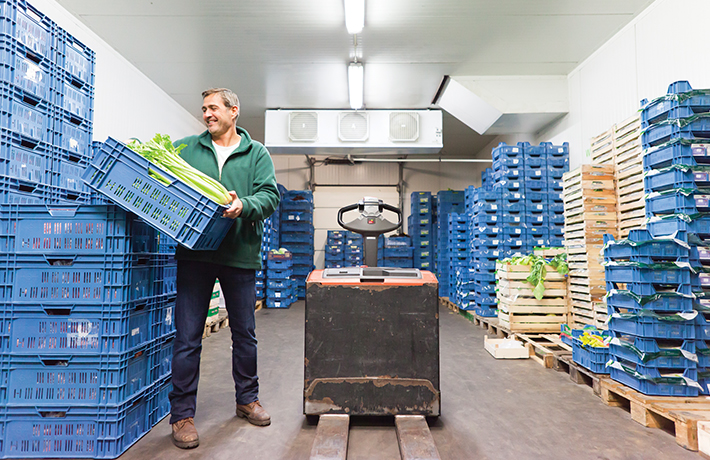 Un homme gère le stock d’aliments