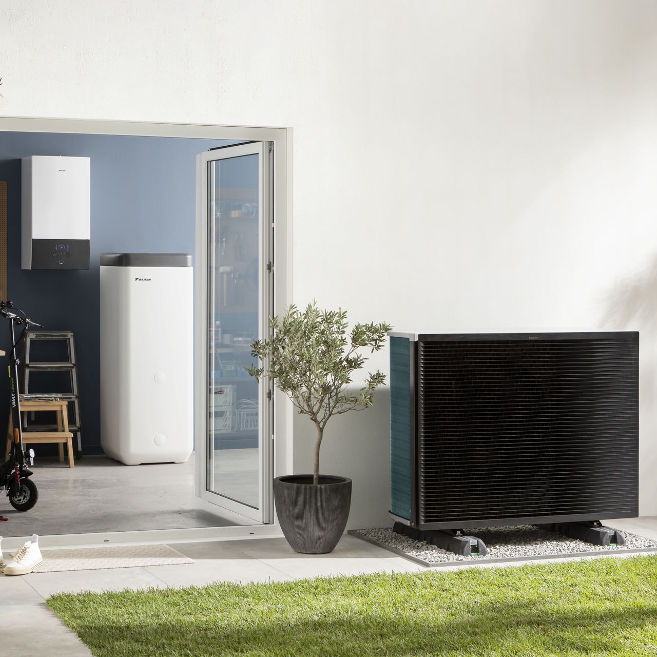 Unité extérieure de système pompe à chaleur dans le jardin