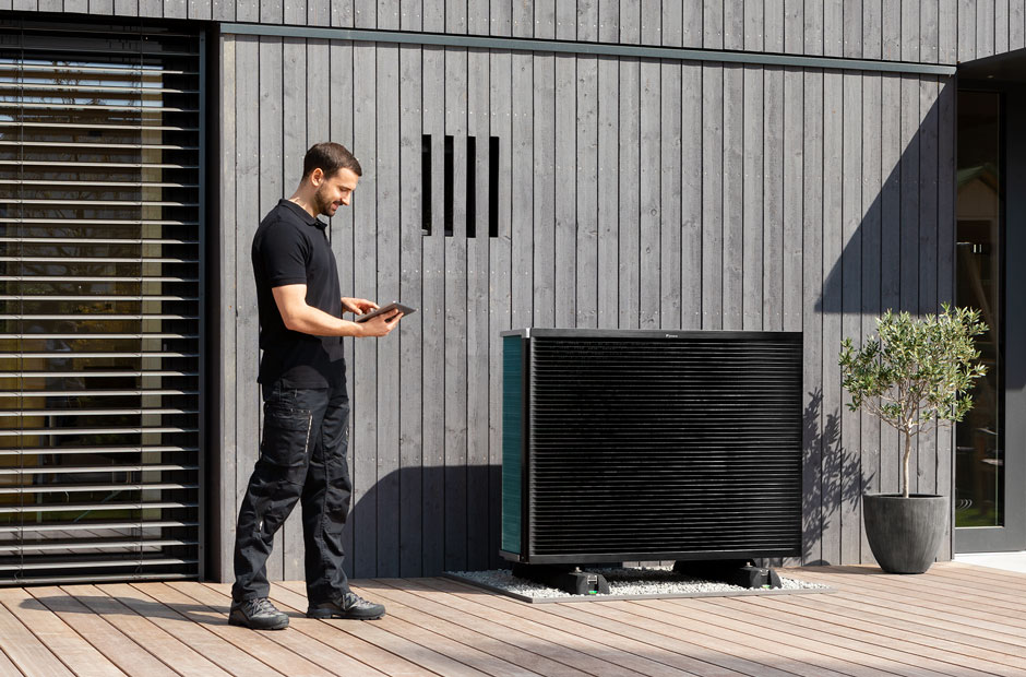 Installateur avec une unité extérieure Daikin Altherma