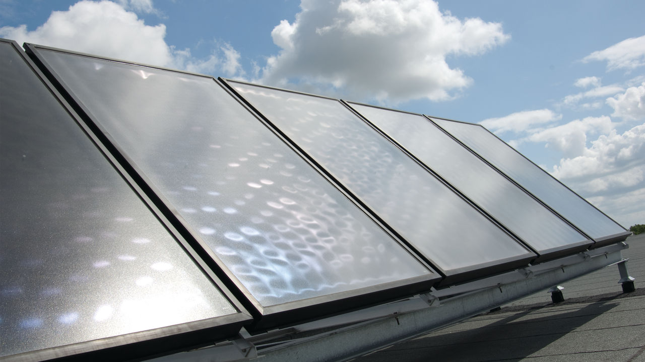 Panneaux solaires installés sur toit et raccordés à une pompe à chaleur Daikin pour créer une synergie et réaliser des économies financières