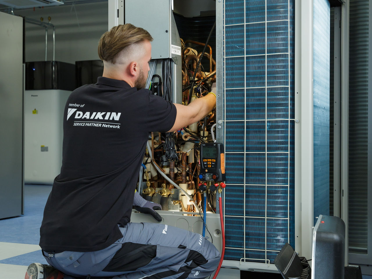 Homme travaillant sur un système de CVC-R