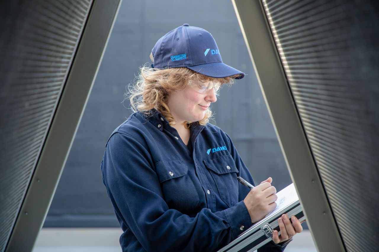 Une femme améliorant ses performances à la Daikin Service Academy