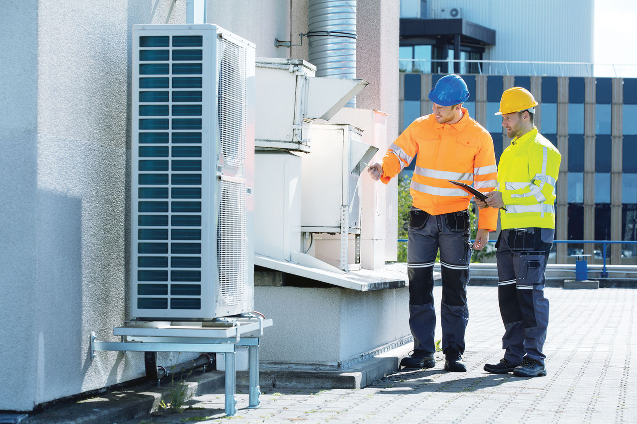 Homme travaillant sur un système de CVC-R
